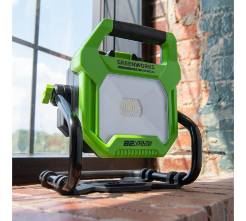 LED-прожектор с гибридным питанием аккумуляторный Greenworks G82WLH 82V / 220V (без АКБ и ЗУ)