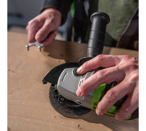 Угловая шлифовальная машина аккумуляторная Greenworks 24VGD24AG (1АКБx5Ач и ЗУ) б/щет 125 мм 10500 о