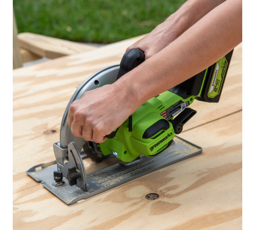 Циркулярная пила аккумуляторная Greenworks 24V GD24CS (1хАКБ 5Ач и ЗУ) коробка