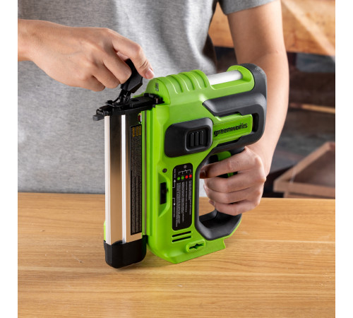 Нейлер аккумуляторный Greenworks 24V GD24BN (1хАКБ 2Ач и ЗУ) коробка